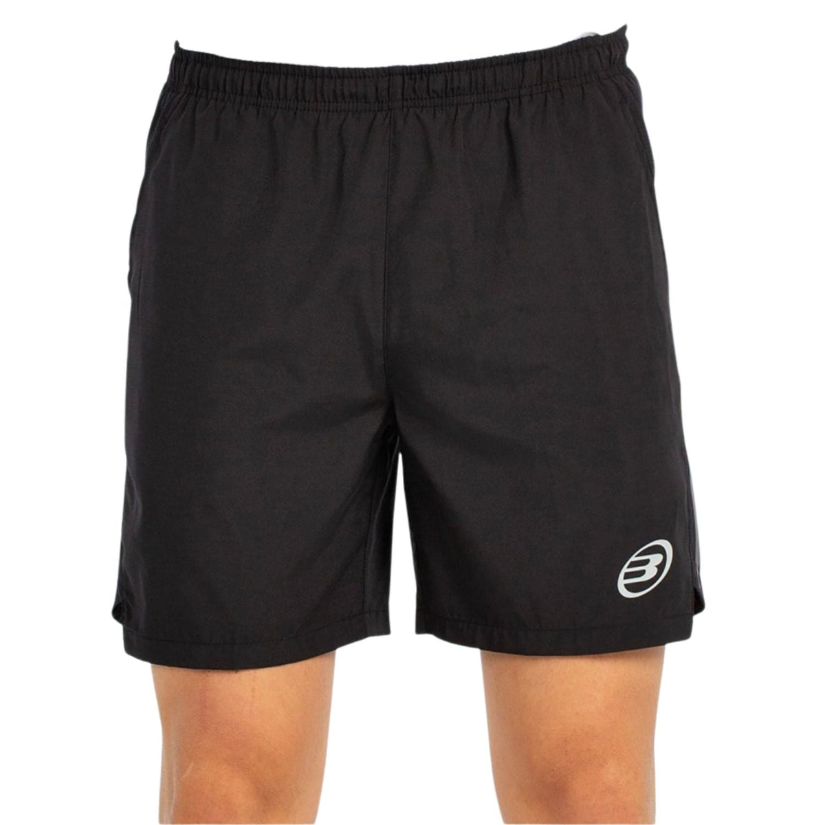 Vooraanzicht van de zwarte Bullpadel Short Mazari met wit Bullpadel-logo op de pijp