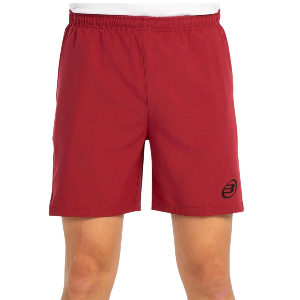 Vooraanzicht van de wijnrode Bullpadel Short Mazari met wit Bullpadel-logo op de pijp