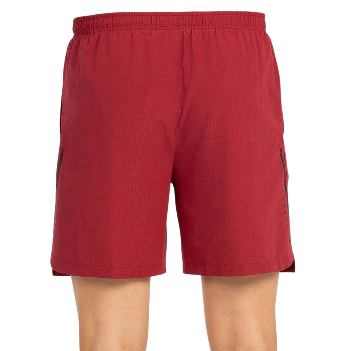Model draagt de wijnrode Bullpadel Short Mazari met elastische taille en steekzak