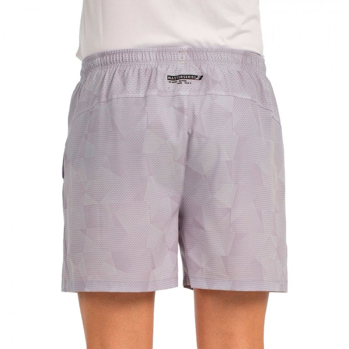 Achteraanzicht van de grijsbeige Bullpadel Short Monch met opdruk op de tailleband