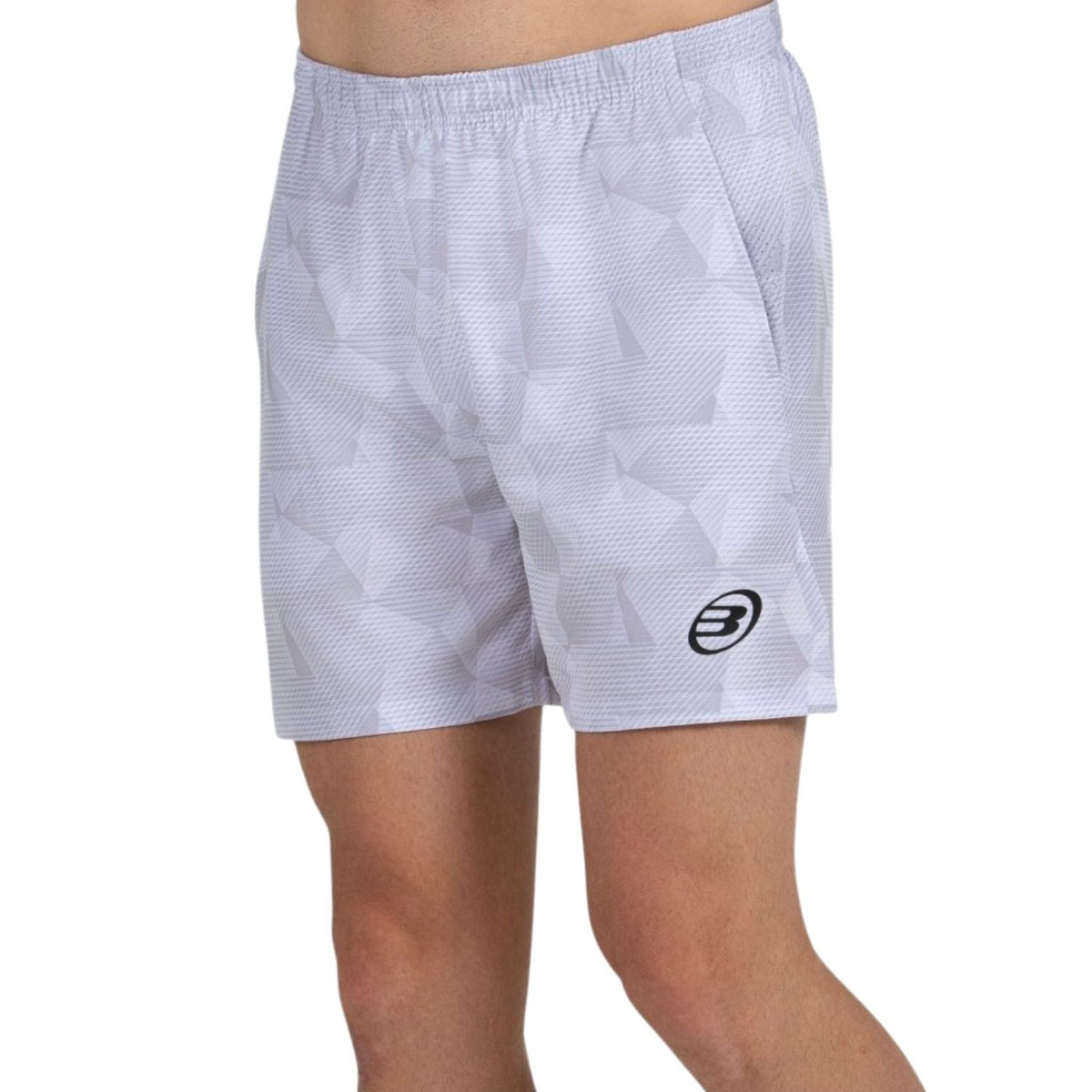 Model draagt de witte Bullpadel Short Monch met zwart Bullpadel-logo op de pijp