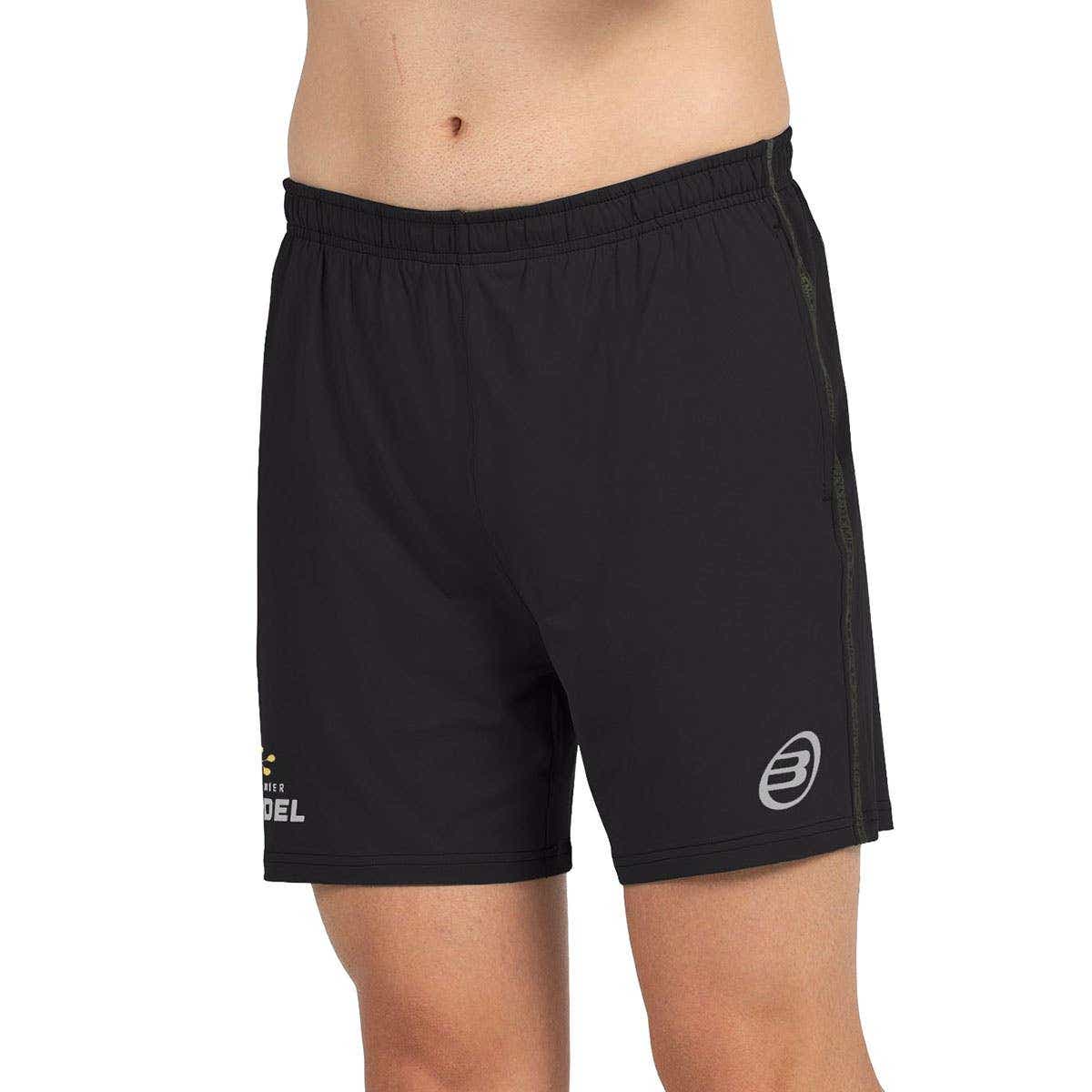 Zwarte Bullpadel Preux short schuin van voren met logo op de pijp