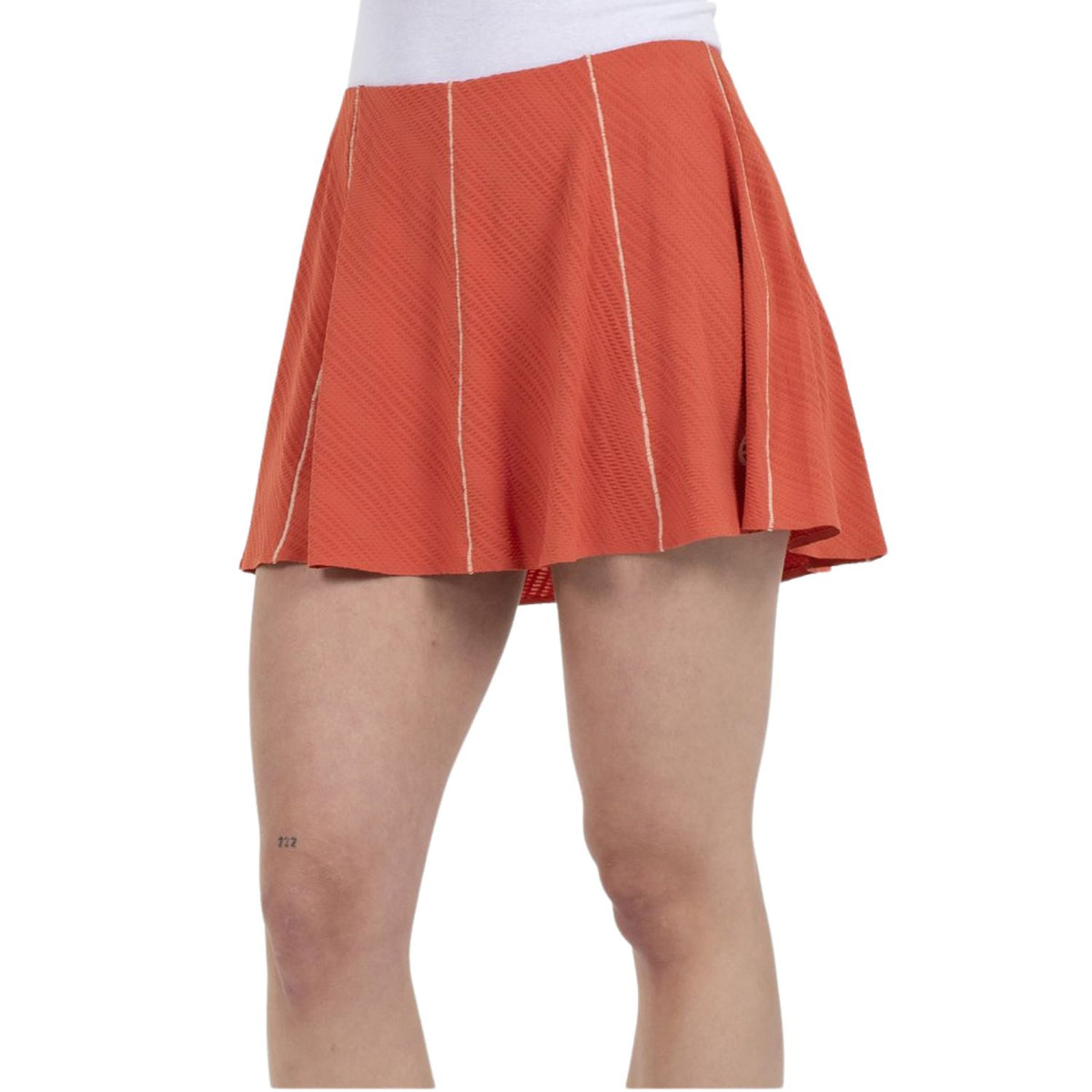 Zijaanzicht van de oranje Bullpadel Skirt Araya met wijd uitlopende plooirok