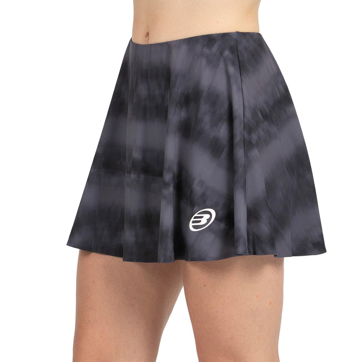 Zwarte Bullpadel Piatra padelrok schuin van voren met wit logo