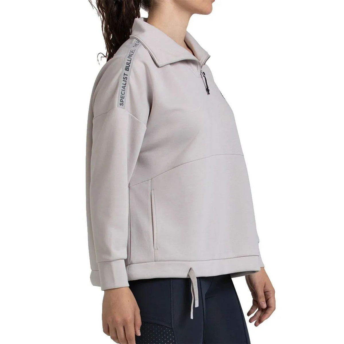Beige Bullpadel Alasia sweater van opzij met trekkoord aan de zoom