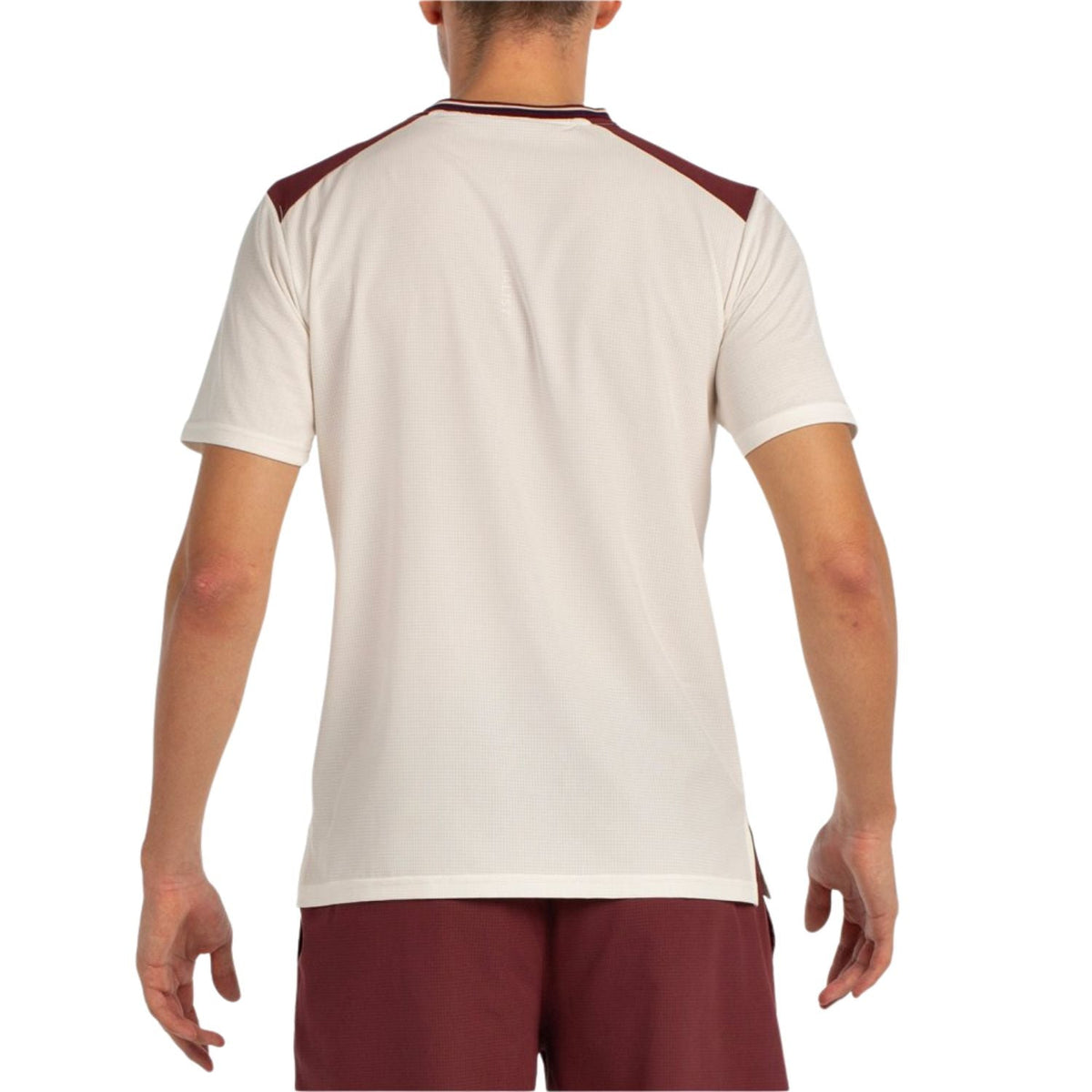 Achterzijde van het gebroken witte Bullpadel T-Shirt Acrux met bordeaux schouderpanelen