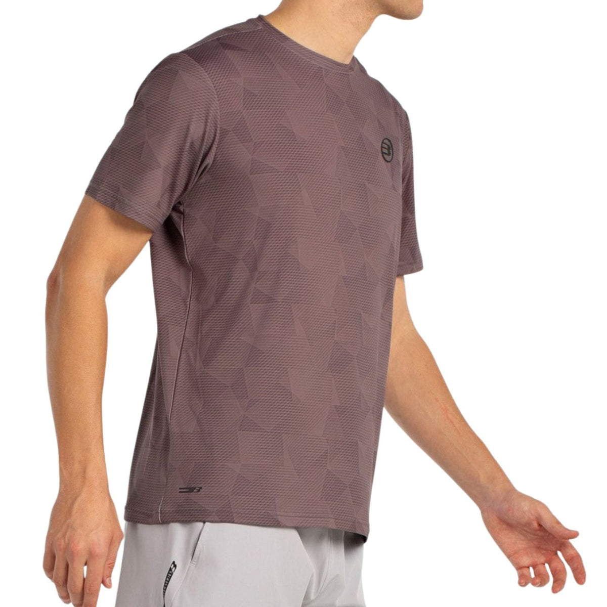 Model draagt het bruinpaarse Bullpadel T-Shirt Macondo met ronde hals en vlakkenprint