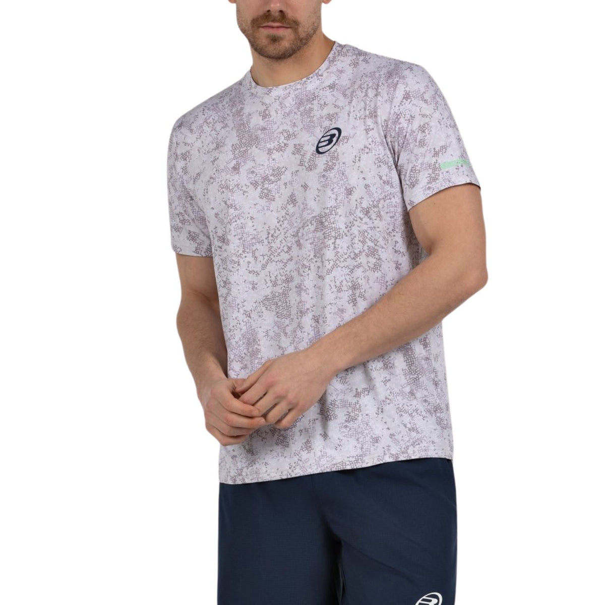 Camiseta Bullpadel Masama en tono gris-blanco, con corte diagonal y logotipo en el pecho