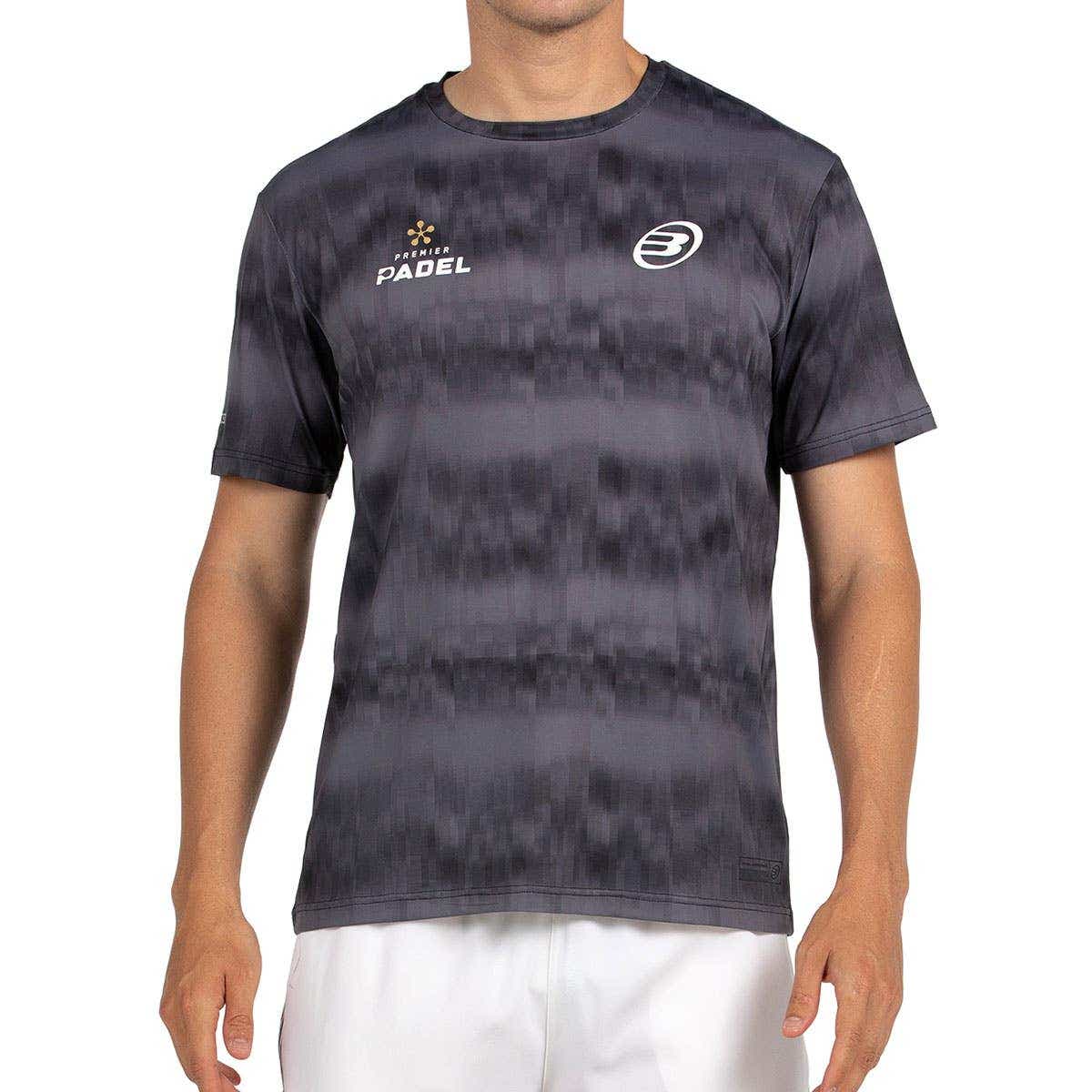 Bullpadel Pasco T-shirt in zwart met grijze print, gedragen met witte short