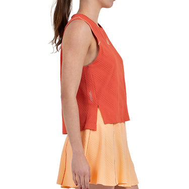 Zijaanzicht van het koraalrode Bullpadel Amalia shirt met zijsplit