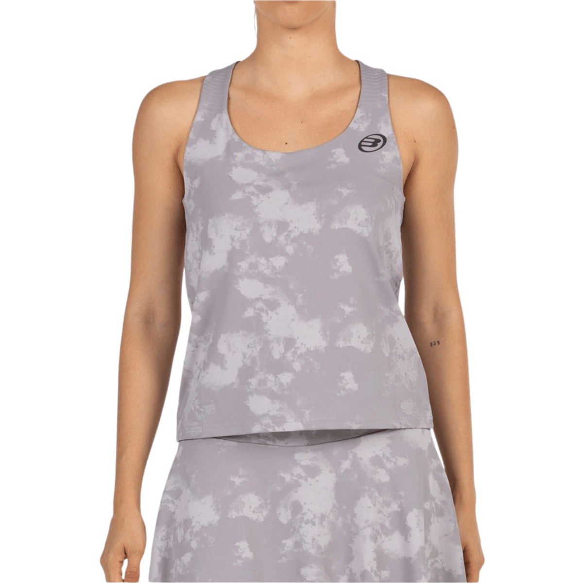 Model draagt de grijze Bullpadel Exoro tanktop voor dames met wolkenprint, vooraanzicht