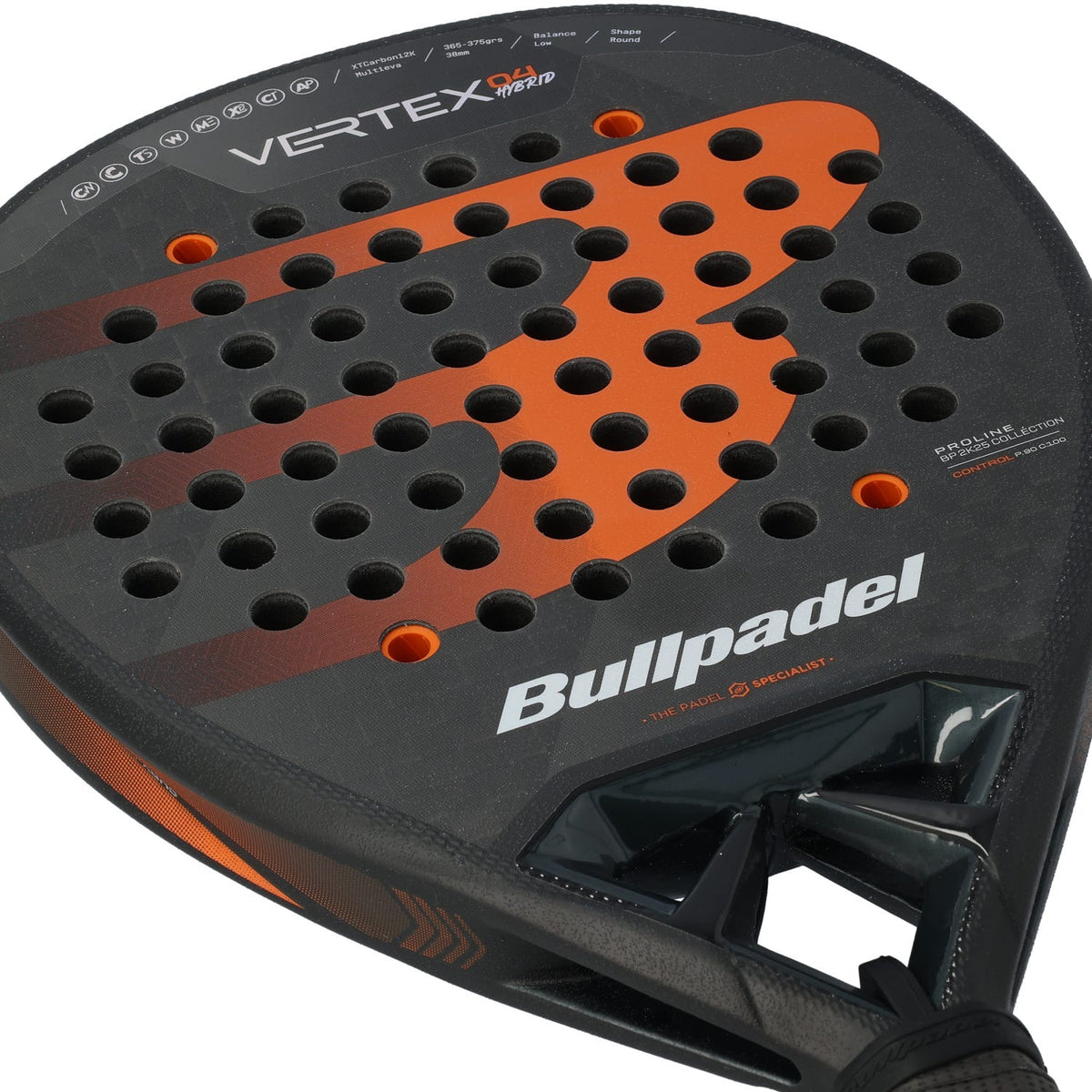 Close-up van het slagvlak van het Bullpadel VERTEX 04 25 met oranje vlak en merkopdruk