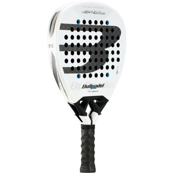 Bullpadel VERTEX 05 26 schuin vooraanzicht, diamantvorm in wit met zwarte vlakken