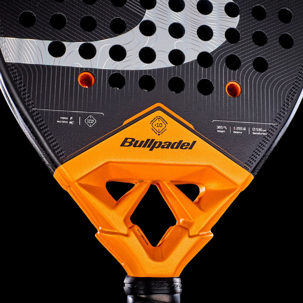 Close-up van het oranje hart en het Bullpadel-logo van de Vertex 05 Comfort 27