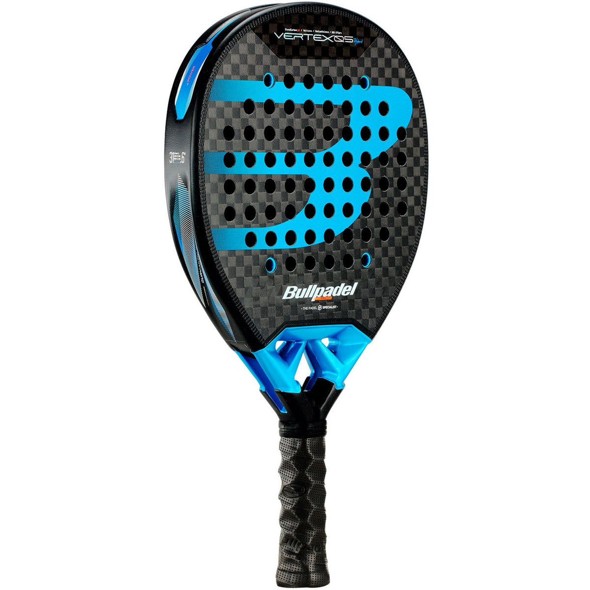 Bullpadel Vertex 05 Hybrid 26 schuin vooraanzicht, hybridevorm in zwart met blauw