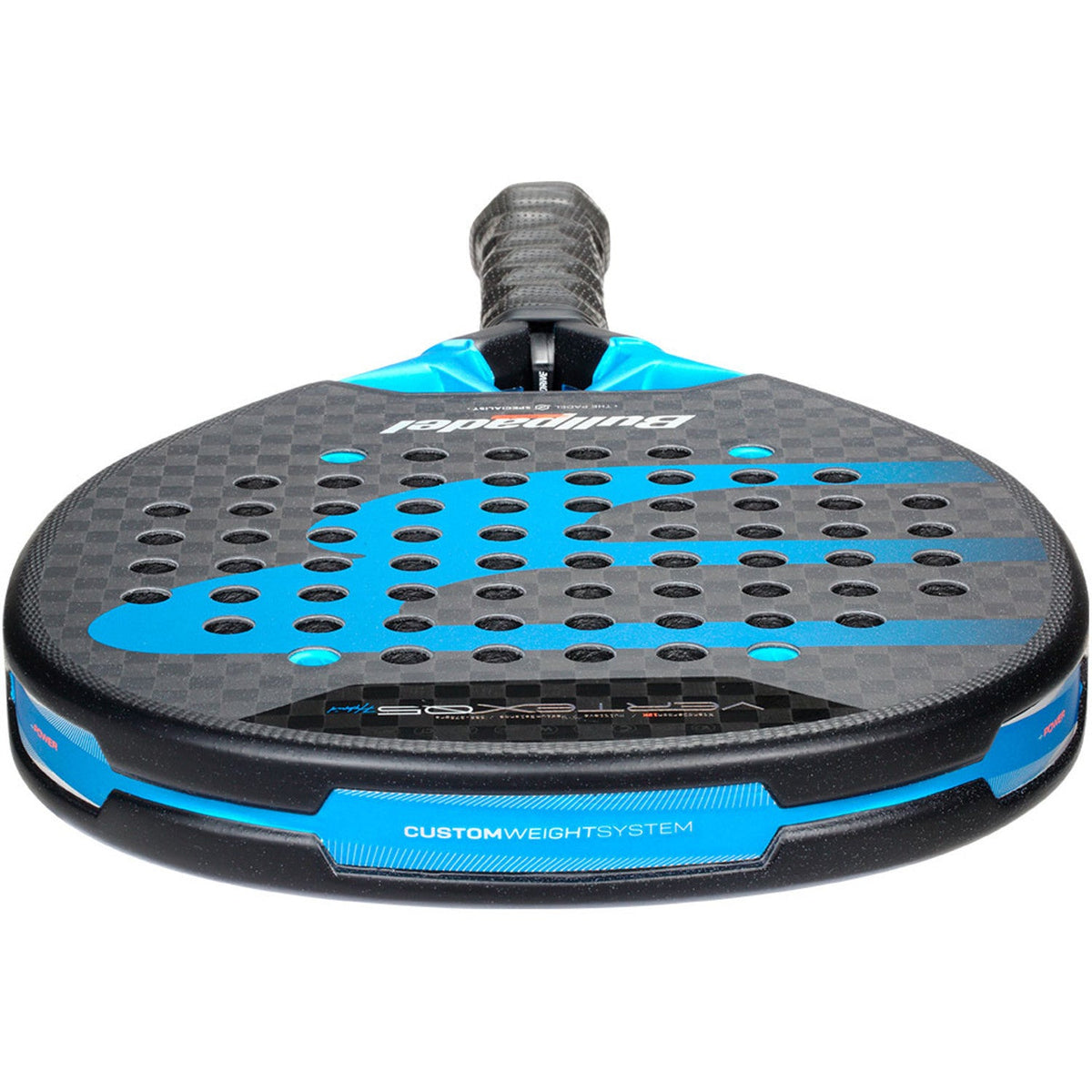 Achterzijde van het Bullpadel Vertex 05 Hybrid 26 in zwart met blauwe framerand