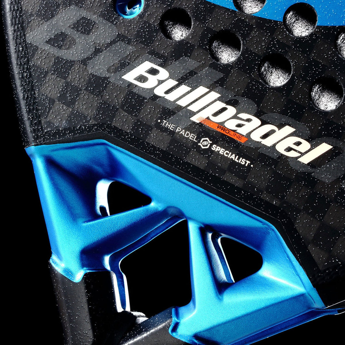 Close-up van het hart van het Bullpadel Vertex 05 Hybrid 26 met blauwe brug