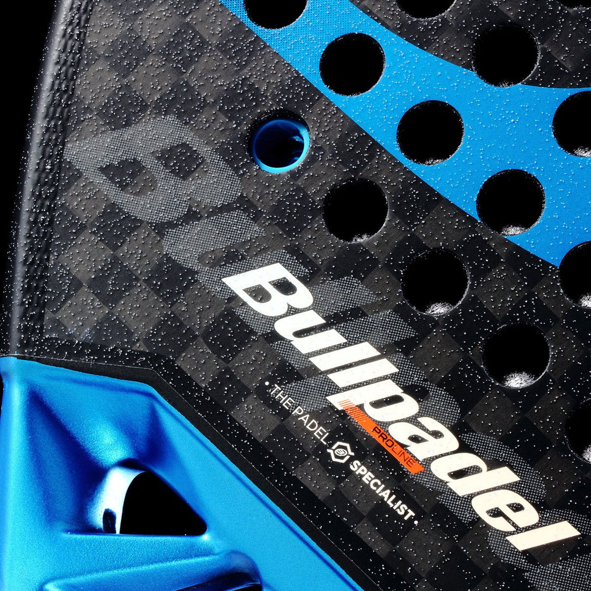 Close-up van het slagvlak van het Bullpadel Vertex 05 Hybrid 26 met witte merkopdruk