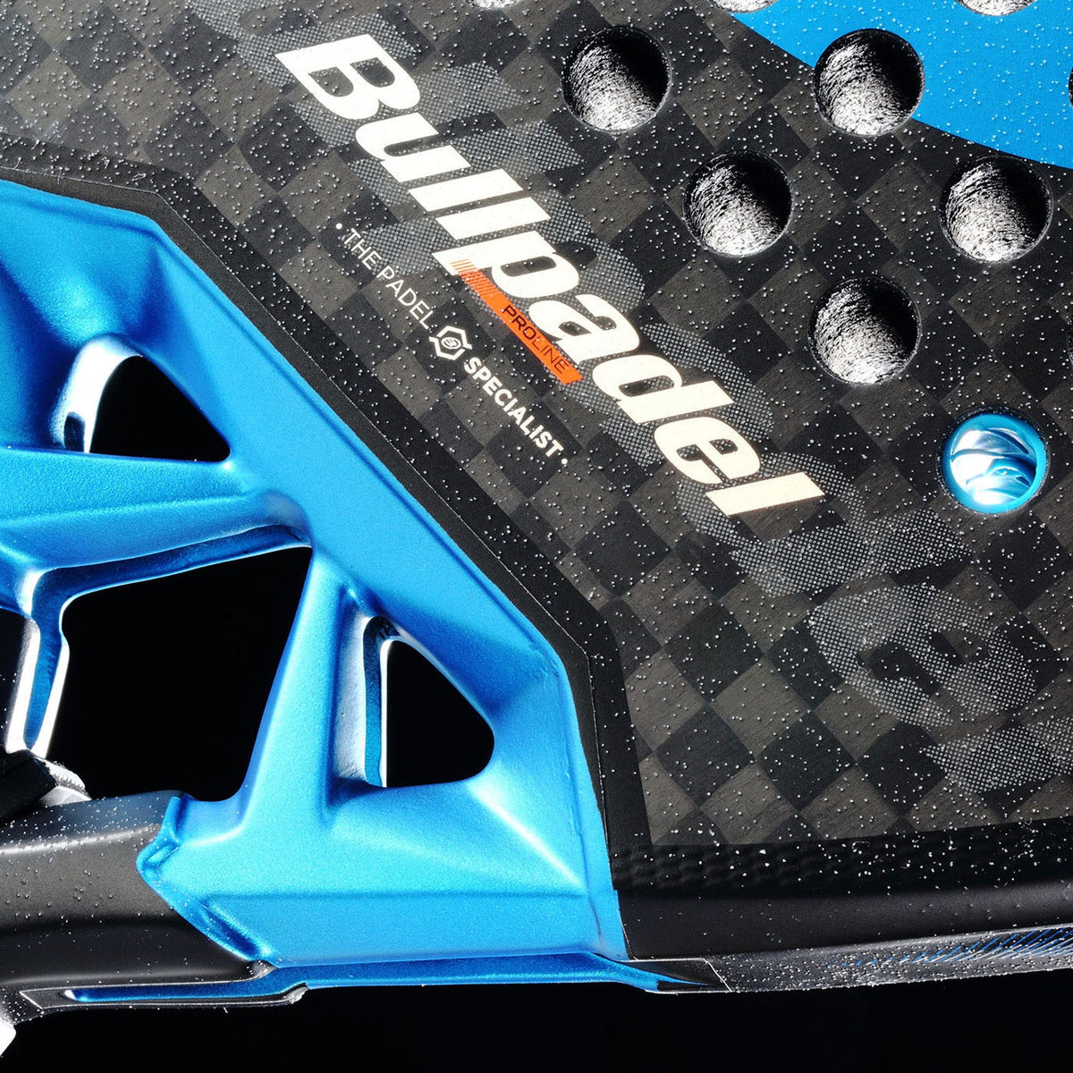 Detail van de keel van het Bullpadel Vertex 05 Hybrid 26 met blauw glanzend frame