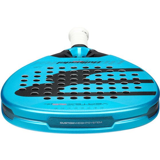 Bovenaanzicht van het Bullpadel Vertex 05 W 26 met zwarte stippen op blauw slagvlak