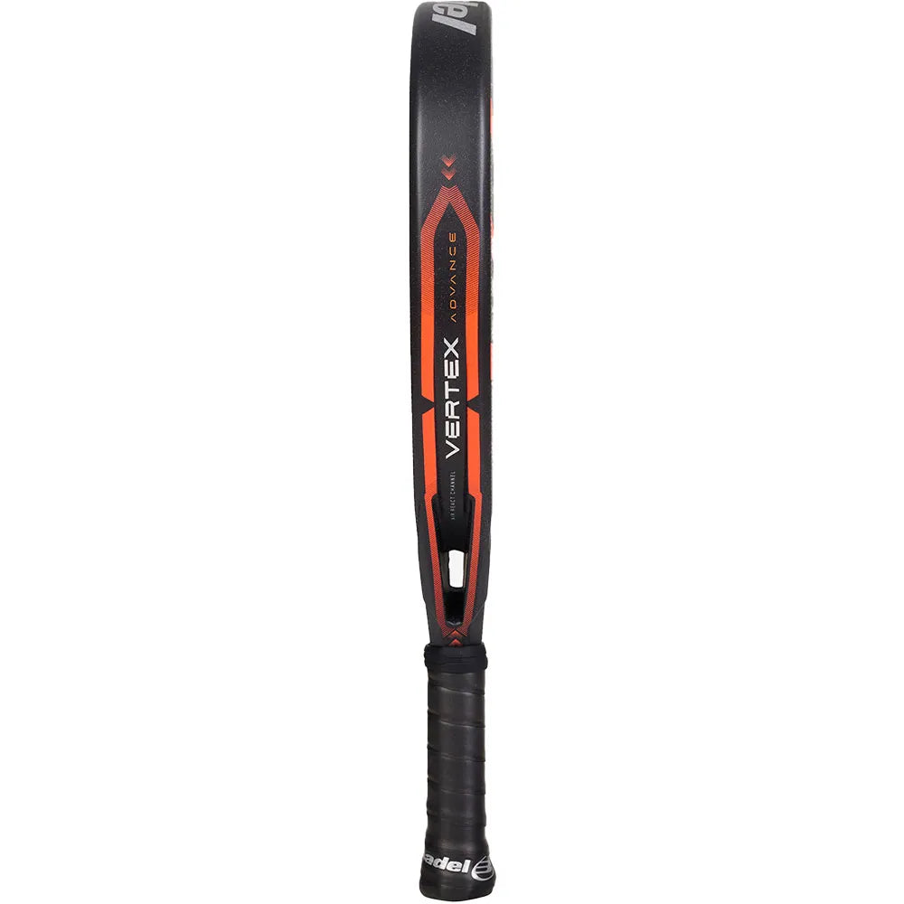 Zijaanzicht van het Bullpadel Vertex Advance 26 met Vertex-opdruk op het frame