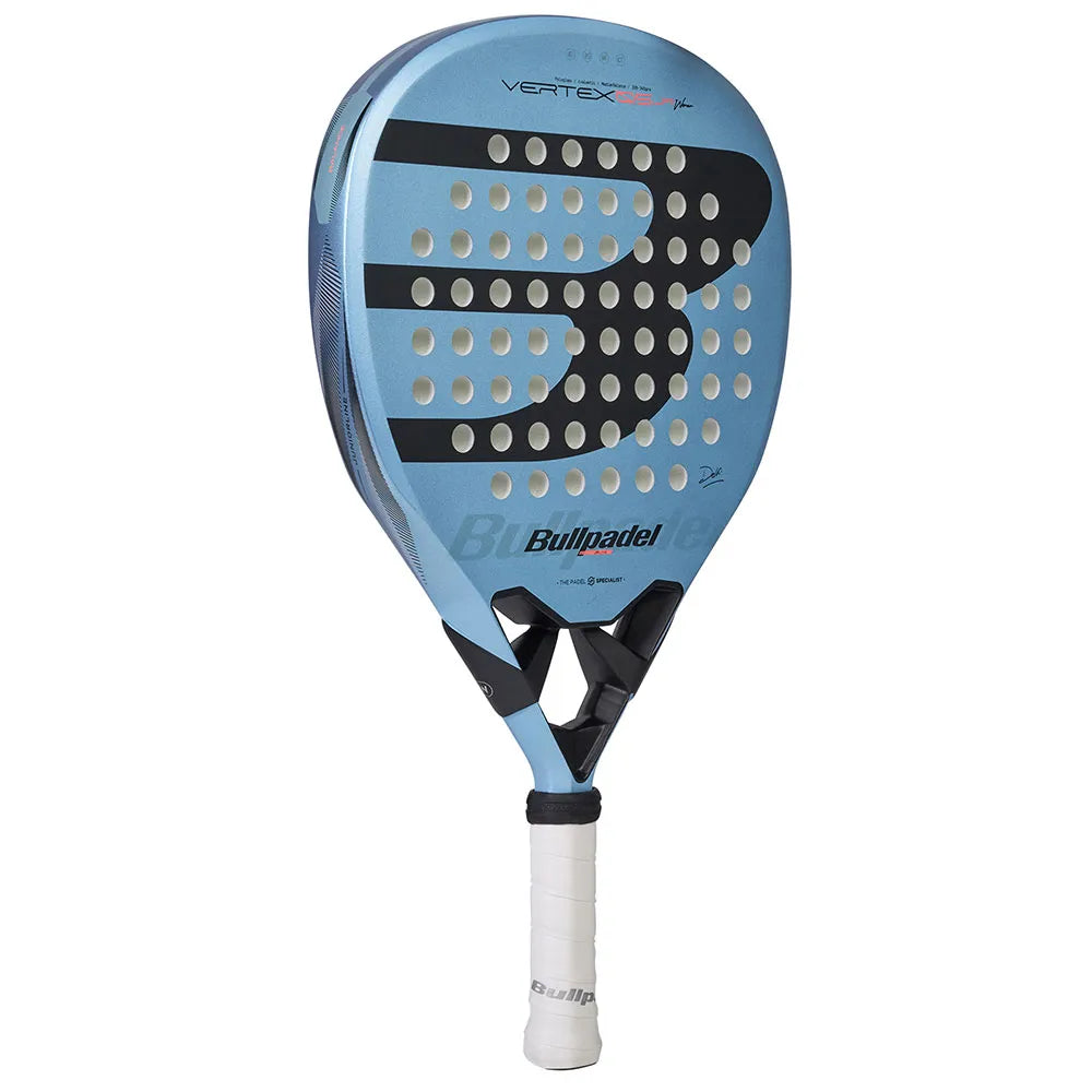 Bullpadel Vertex JR 26 padelracket schuin vooraanzicht, druppelvorm in lichtblauw