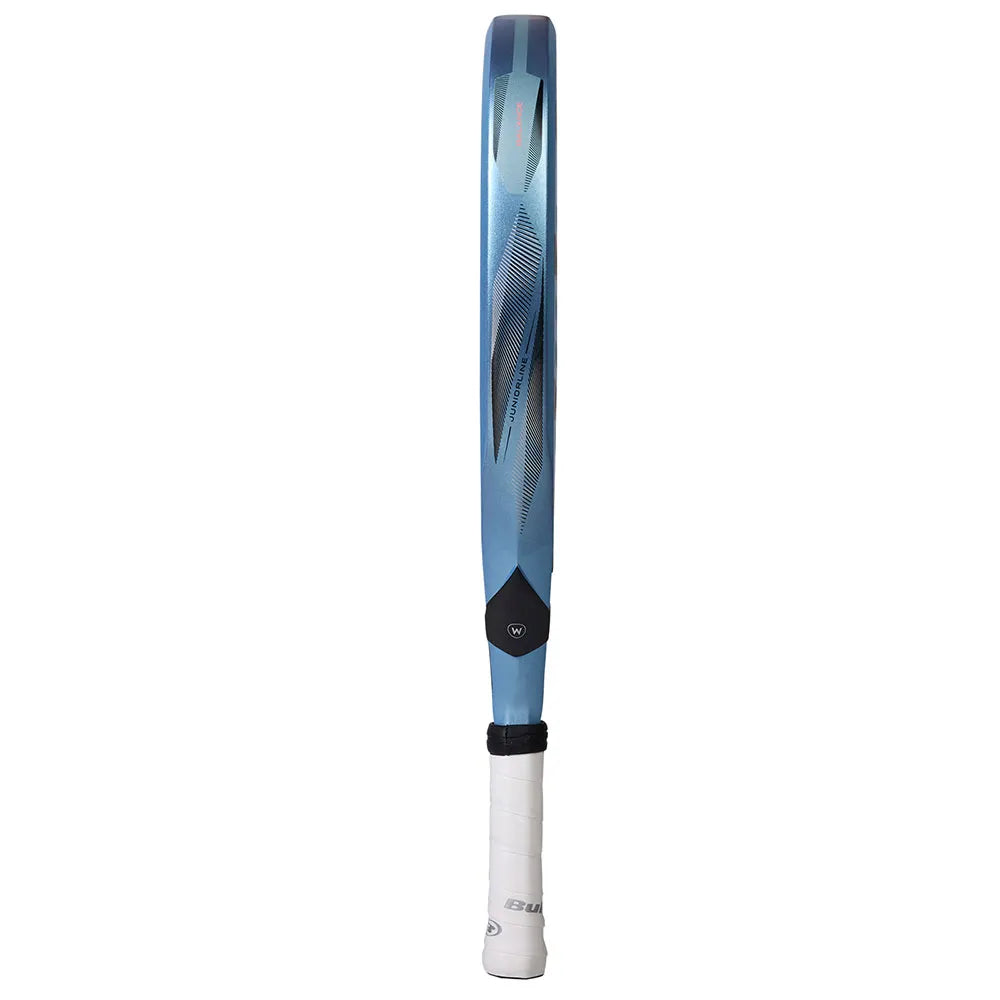 Zijaanzicht van het lichtblauwe Bullpadel Vertex JR 26 padelracket