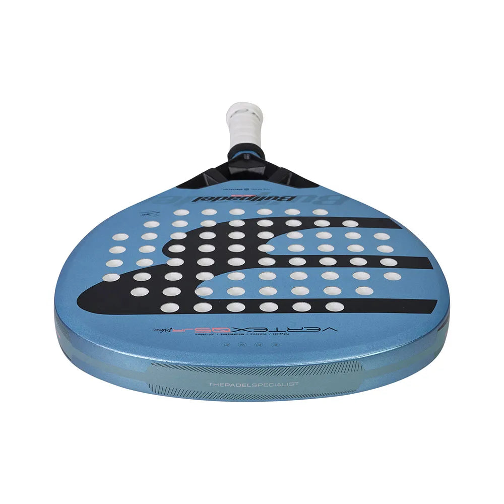 Bovenaanzicht van het Bullpadel Vertex JR 26 met lichtblauw slagvlak
