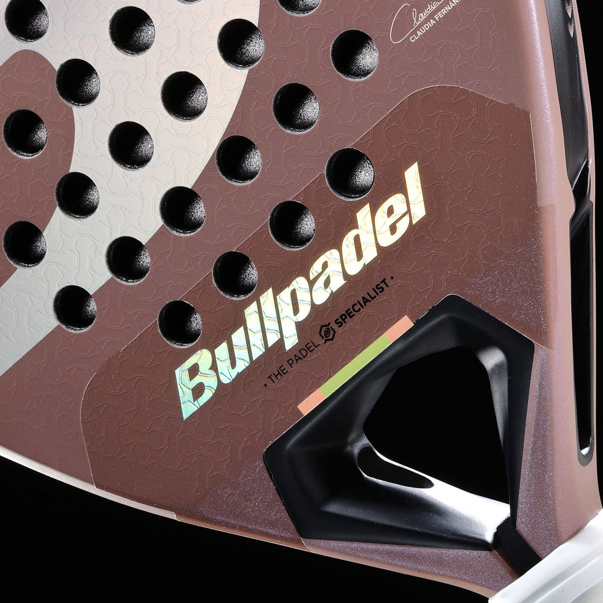 Close-up van de keel van het Bullpadel Wonder 26 met Bullpadel-opdruk in kleur