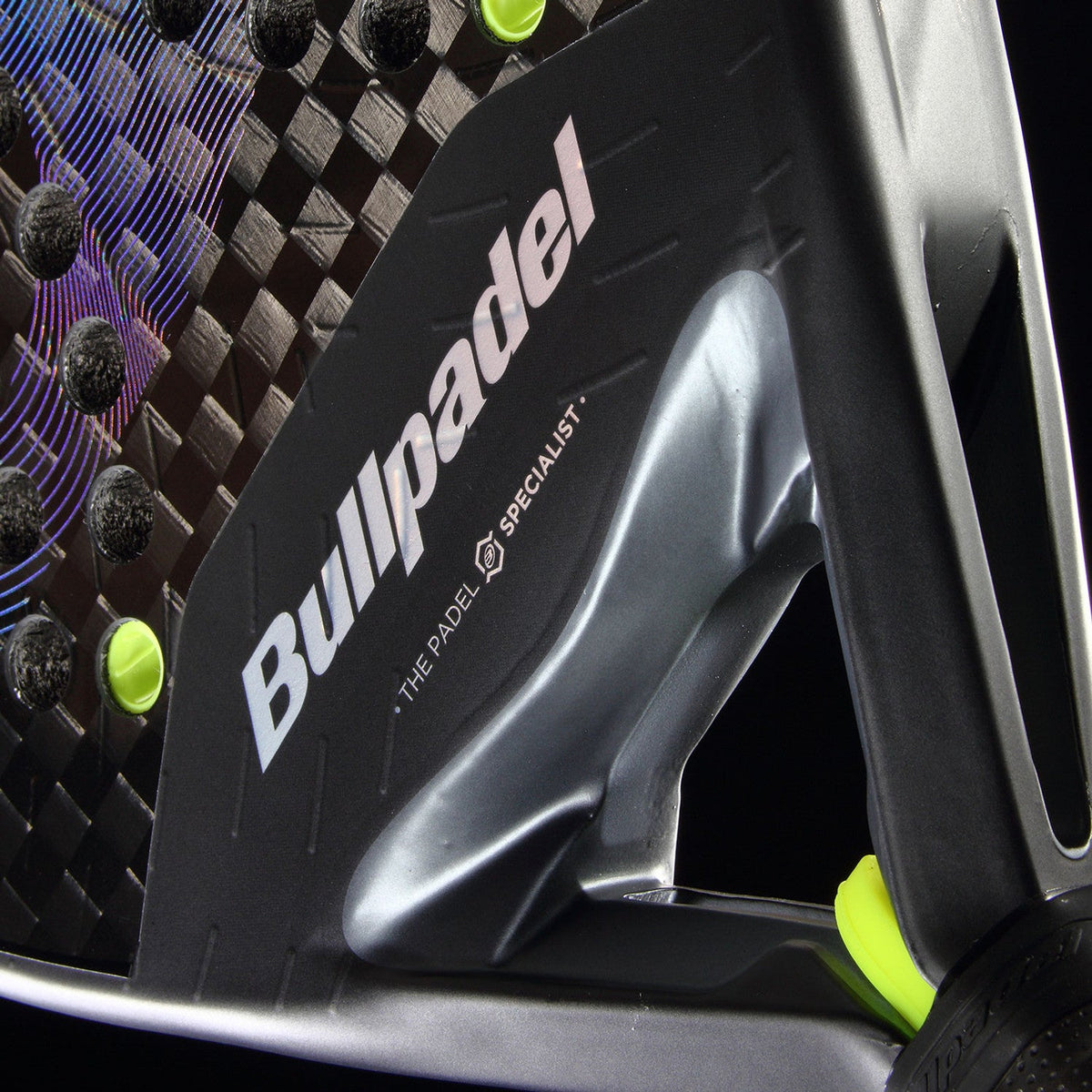 Close-up van de keel van het Bullpadel XPLO 26 met limegroen accent bij het hart