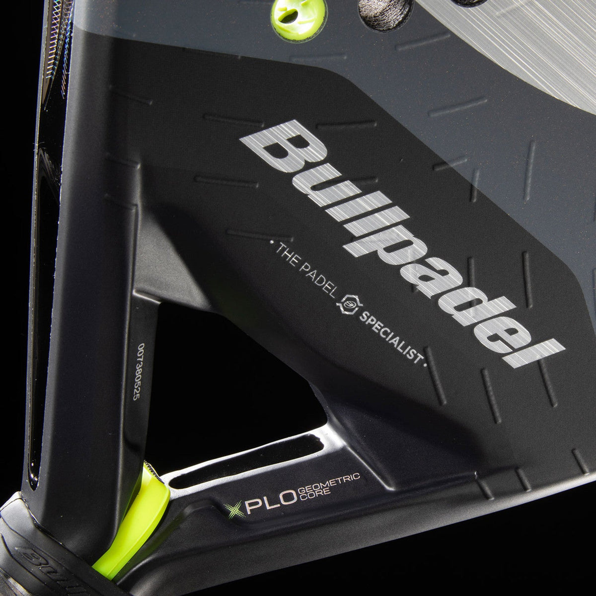 Detail van het hart van het Bullpadel XPLO 26 met de opdruk XPLO in limegroen