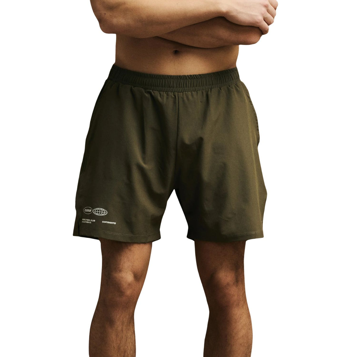 Model draagt de olijfgroene Cuera Active Globe short, vooraanzicht met logo op de pijp