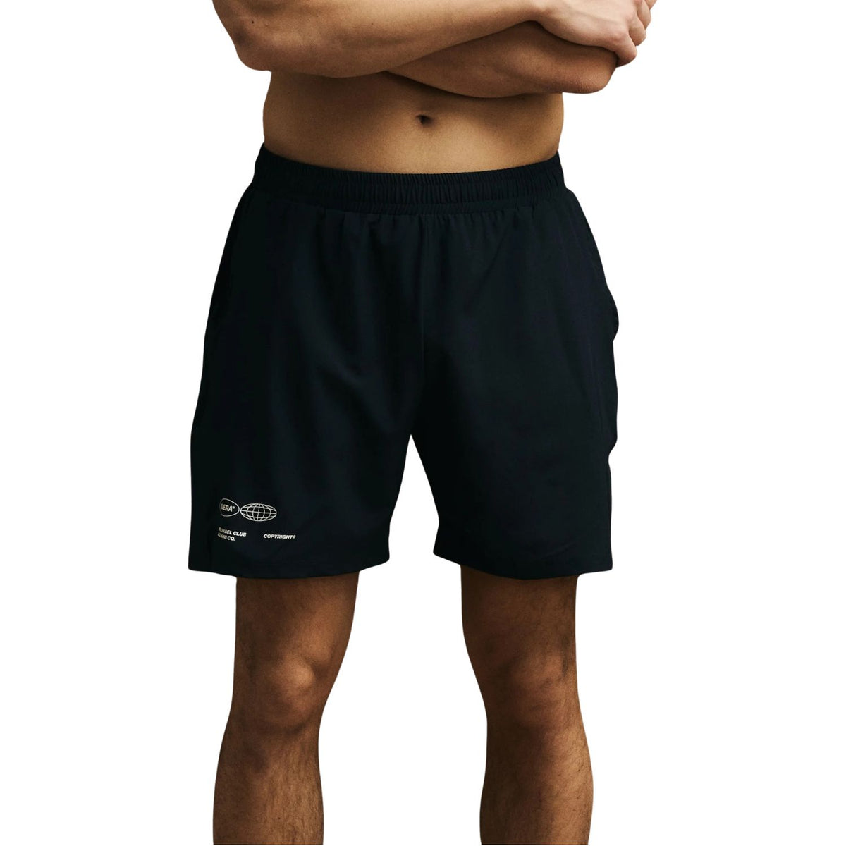 Model draagt de donkerblauwe Cuera Active Globe short, vooraanzicht met logoprint