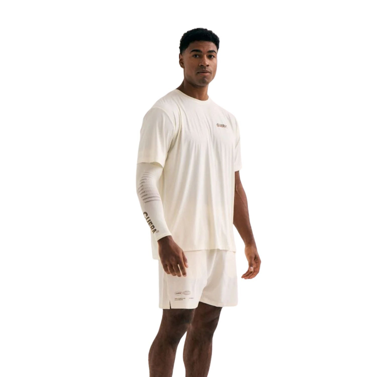 Model draagt het gebroken witte Cuera Active T-shirt met bijpassende short