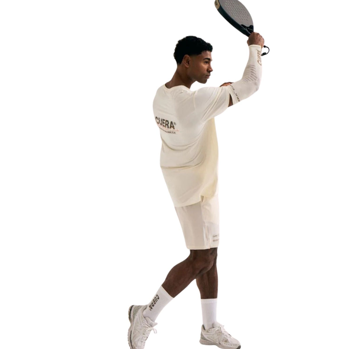 Padelspeler in het gebroken witte Cuera Active T-shirt slaat een bal met racket