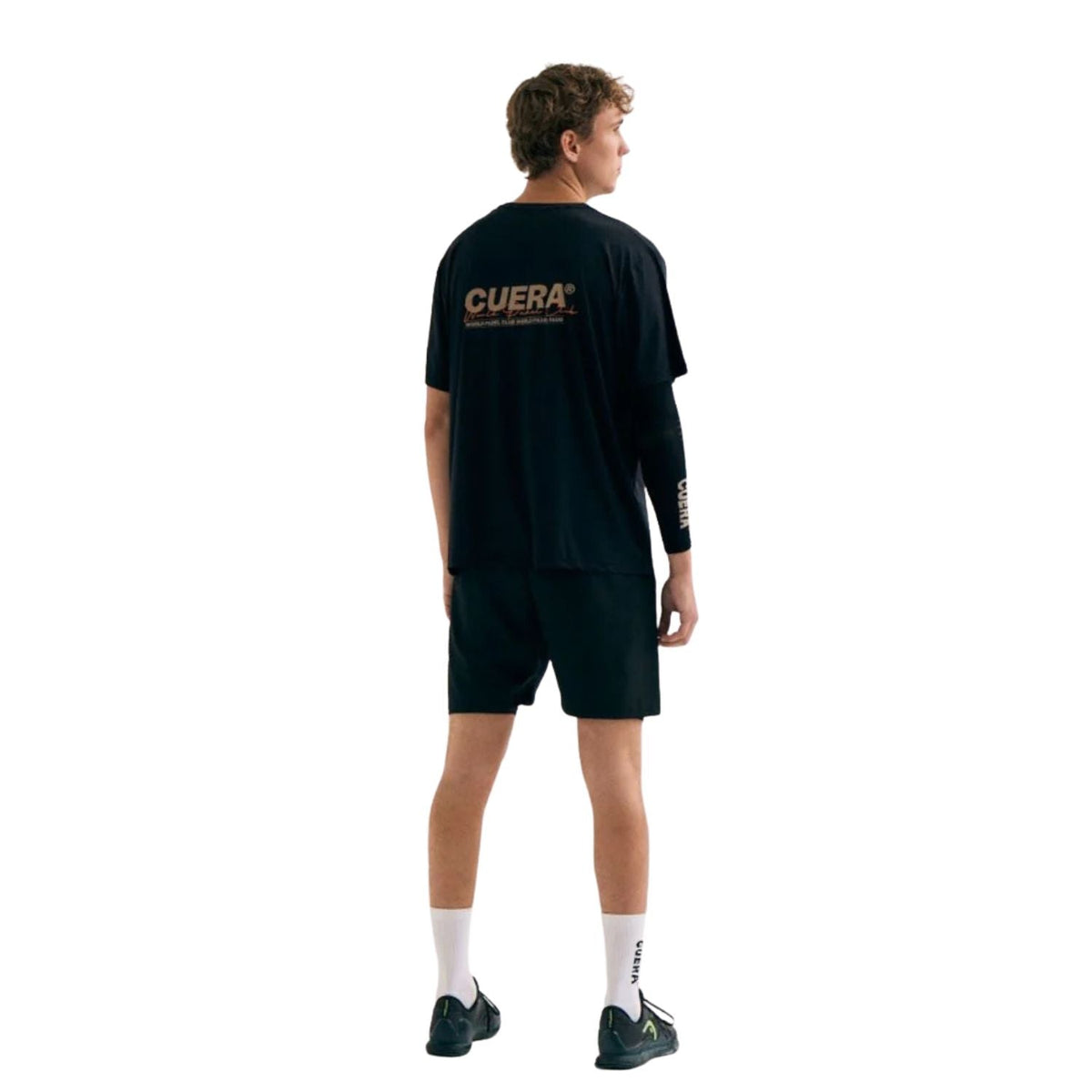 Modellen bär Cuera Active Light Weight T-Shirt Black, bakifrån med tryck på ryggen