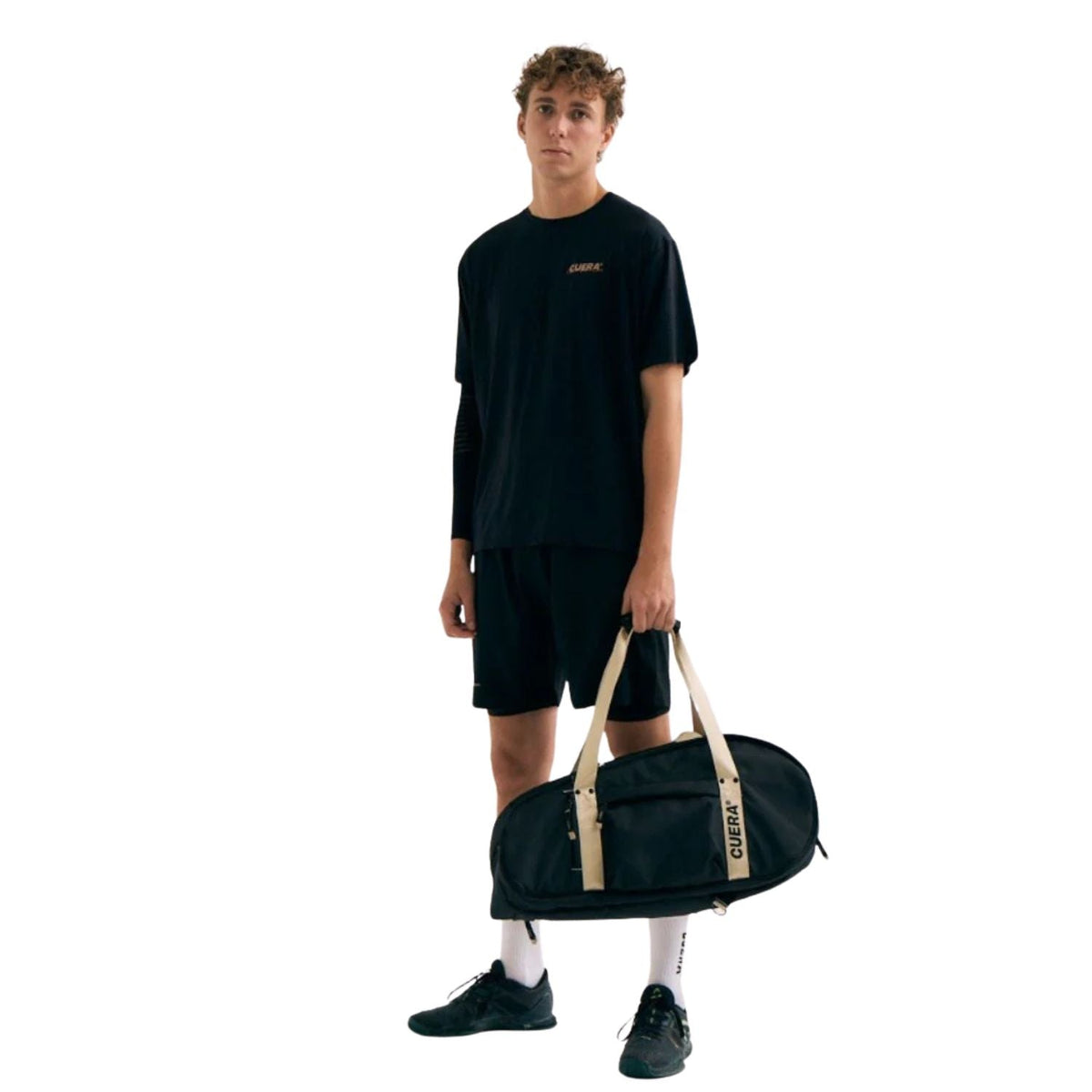 Model draagt het Cuera Active Light Weight T-Shirt Black met een zwarte sporttas