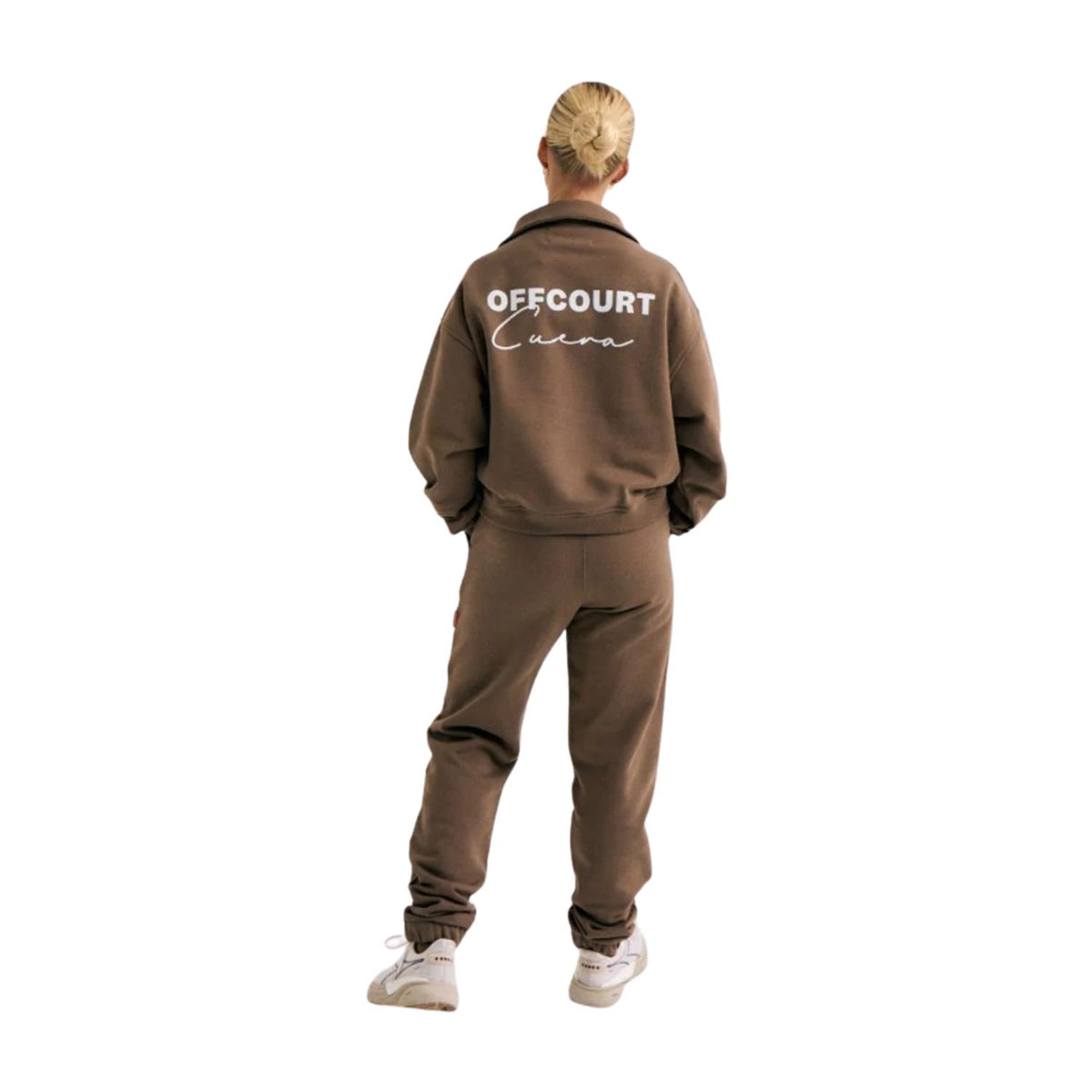 Achteraanzicht van een model in het bruine Cuera Offcourt sweatpak met OFFCOURT-print