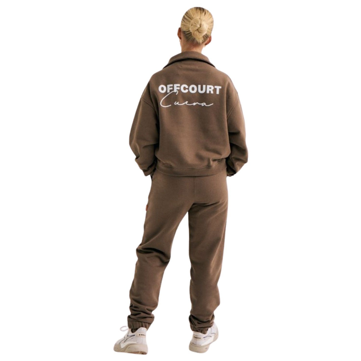 Achterzijde van de bruine Cuera Offcourt set met OFFCOURT-rugprint