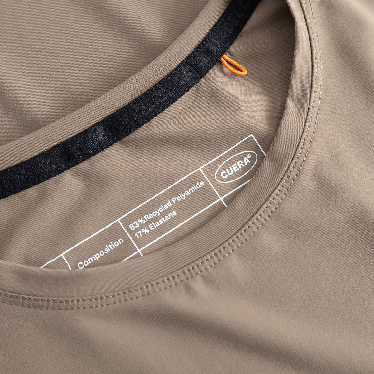 Detail van de kraag en het merklabel van het beige Cuera Oncourt Airy T-shirt