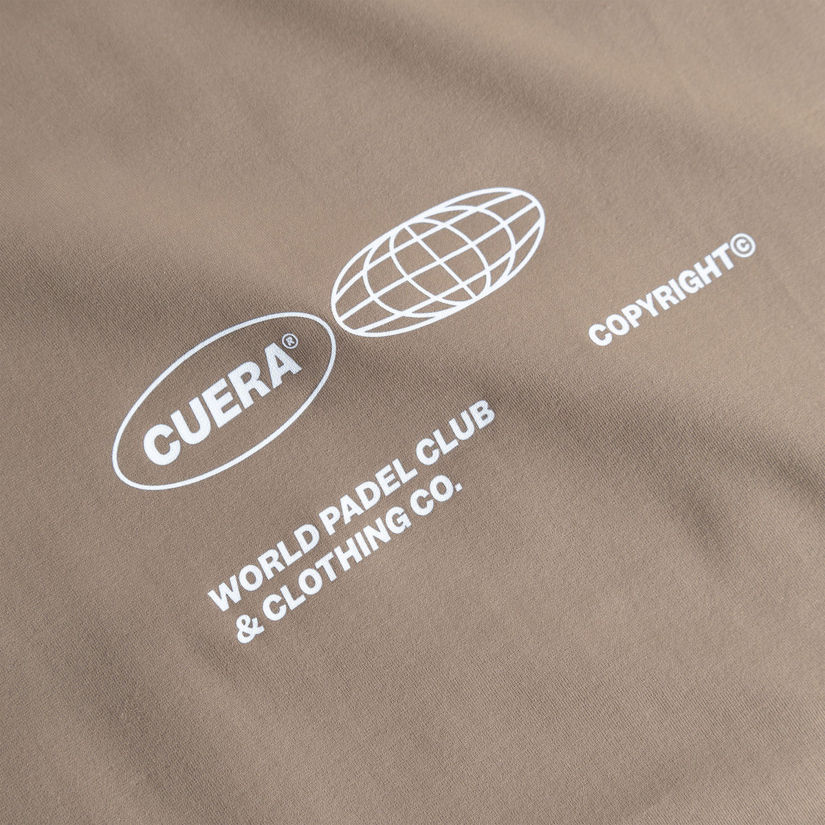 Detail van de witte World Padel Club-print op het beige Cuera Oncourt Airy T-shirt