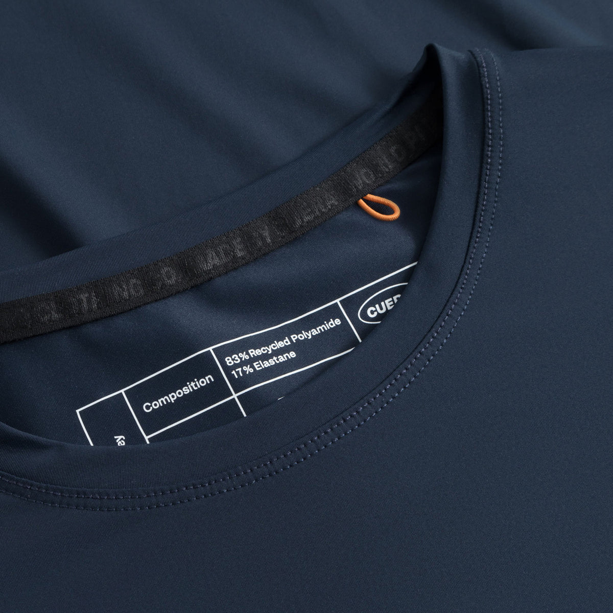 Detail van de kraag met merklabel van het donkerblauwe Cuera Oncourt Airy T-shirt