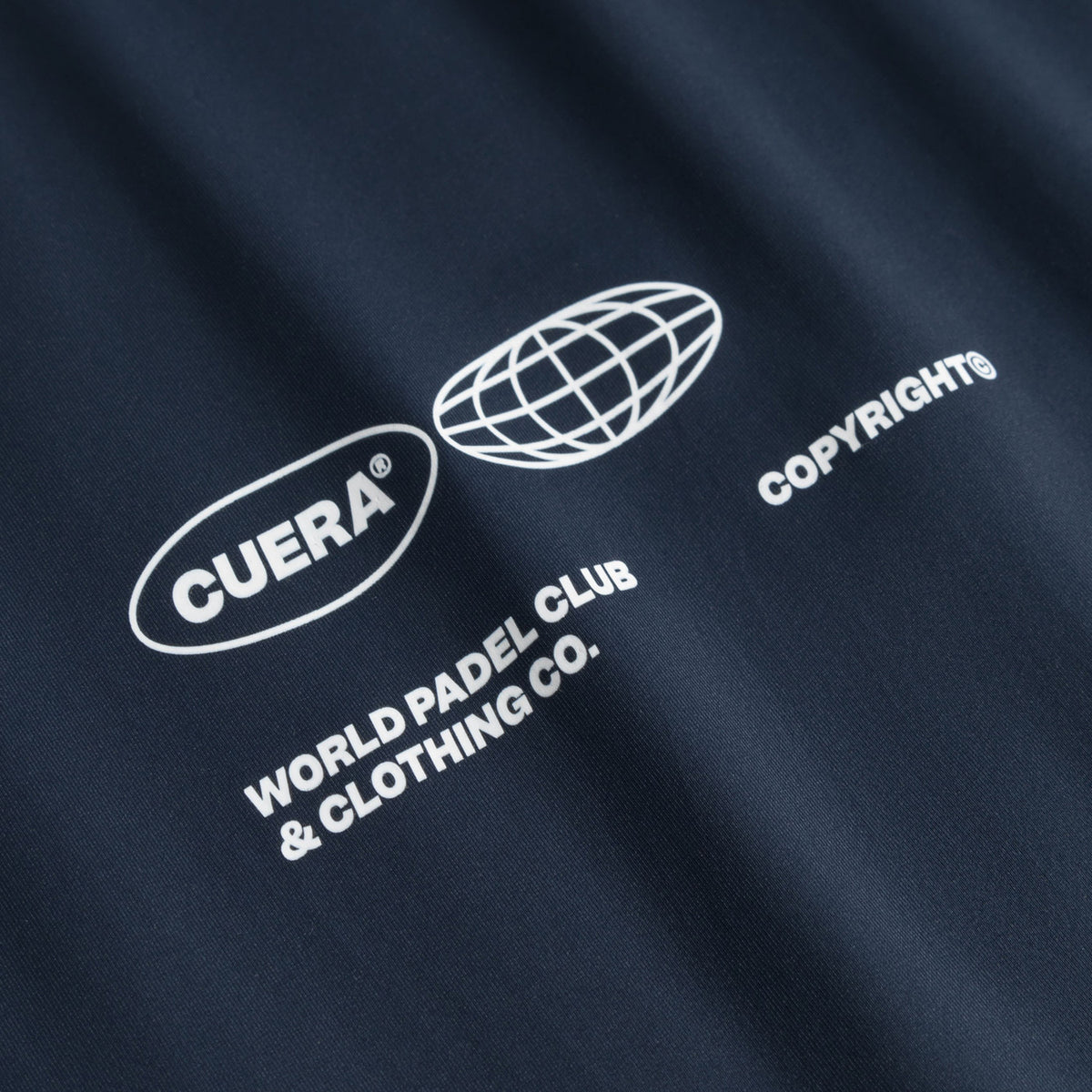 Detail van de World Padel Club-print op het donkerblauwe Cuera Oncourt Airy T-shirt