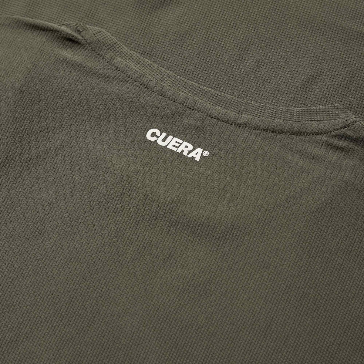 Detail van de Cuera-logoprint op het olijfgroene Breathe T-shirt
