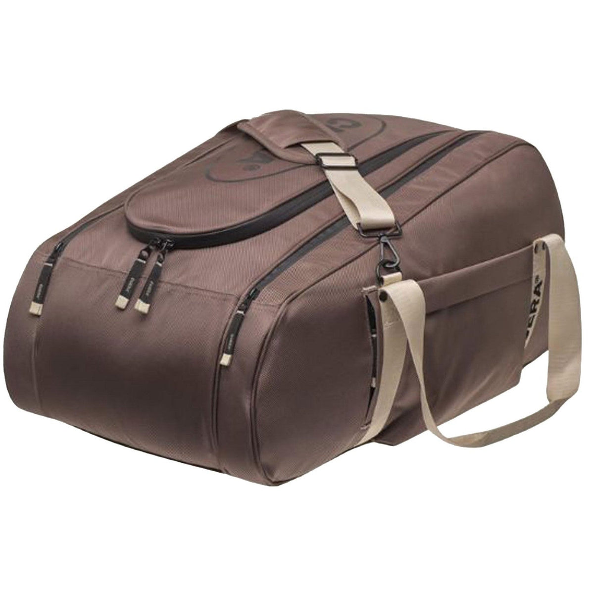 Schuin aanzicht van de bruine Cuera Oncourt Premium met voorvak en beige draagband