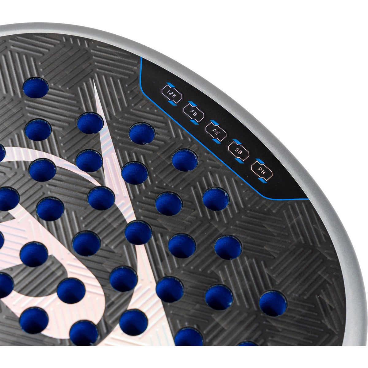 Close-up van het slagvlak van het Dunlop FX Hybrid 26 met blauwe gaten