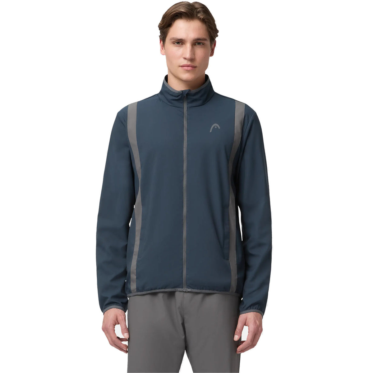 Model draagt het Head Club 25 Jacket in Navy - vooraanzicht met grijze contrastbanen