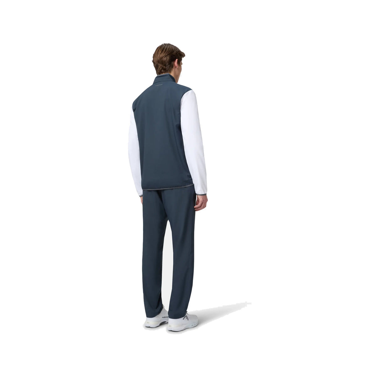 Model draagt het Head Club 25 Jacket in Navy/White - achteraanzicht ten voeten uit