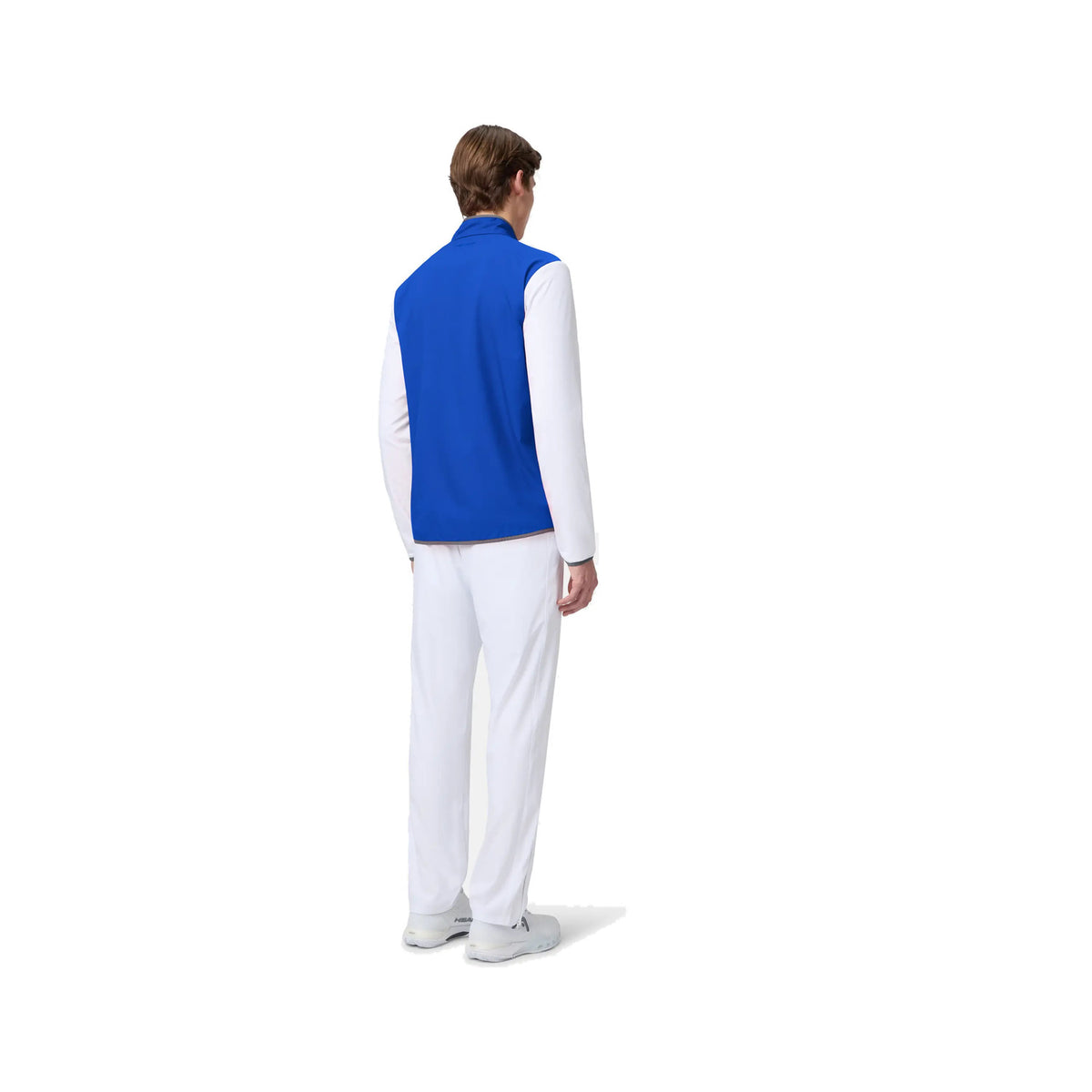 Model draagt het Head Club 25 Jacket in Royal/White - achteraanzicht ten voeten uit