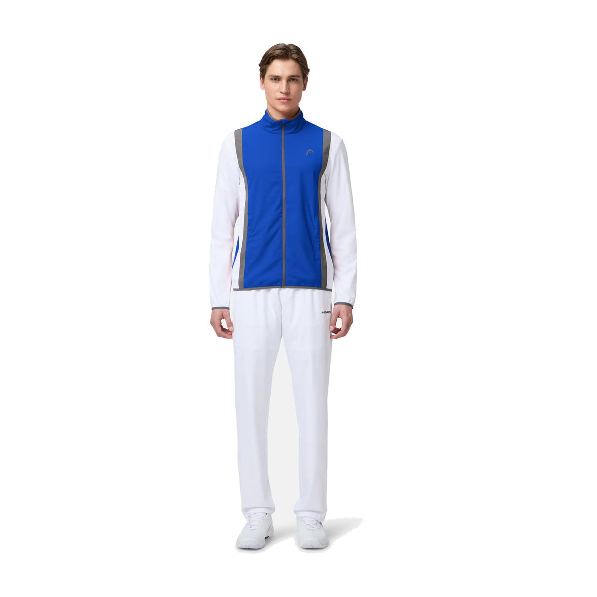 Model in volledige HEAD-outfit met het Club 25 Jacket in Royal/White - vooraanzicht ten voeten uit